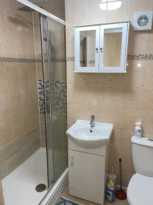 Room With Share Bathroom Near Train Line Londra Daire