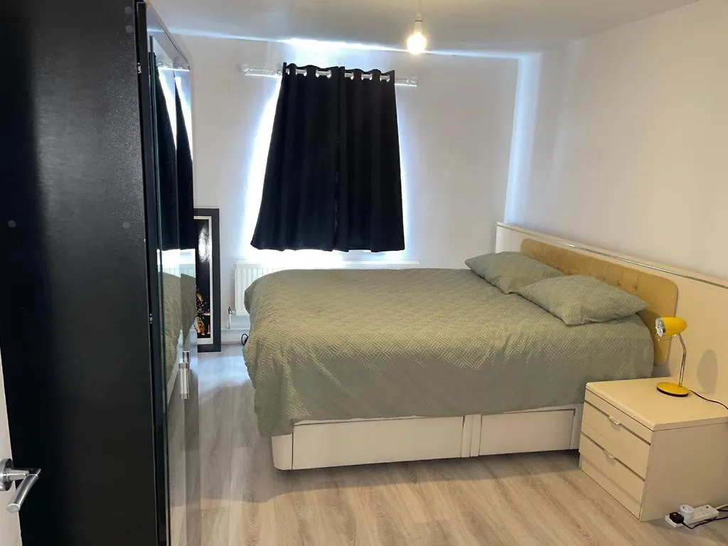 Room With Share Bathroom Near Train Line Londra