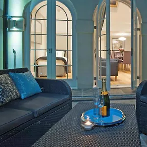 Circle Apartment Bath