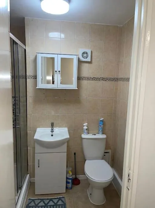 Apartment Room With Share Bathroom Near Train Line London United Kingdom