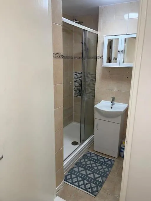 Room With Share Bathroom Near Train Line ロンドン 0*,  イギリス