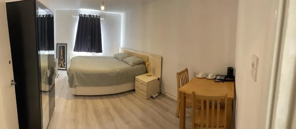 Apartment Room With Share Bathroom Near Train Line London