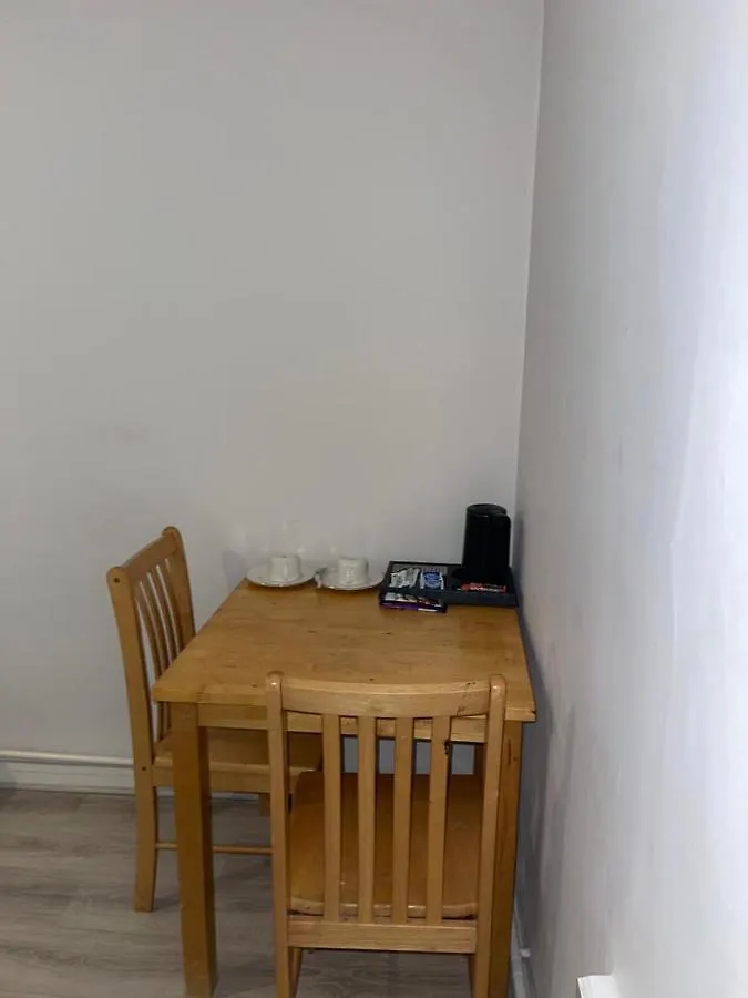 Room With Share Bathroom Near Train Line London United Kingdom